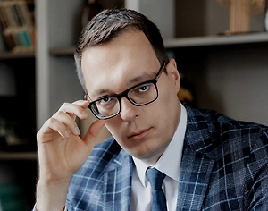 Базовое правило закреплено в ст. 25 Закона РФ «О защите прав потребителей»: вернуть или обменять можно только тот товар, который не был в употреблении, сохранил товарный вид, потребительские свойства и заводские ярлыки. Платье как верхняя одежда не входит в перечень невозвратных вещей вроде нижнего белья или чулочно-носочных изделий, поэтому формальная возможность обмена у покупателя есть.