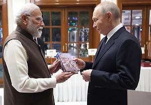 Моди вручил Путину «Песнь Бога» на русском языке