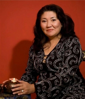 Может появиться головная боль без явных медицинских причин или ощущение тяжести в области лба и висков. Часто страдает сон: возникают бессонница, тревожные сновидения или ощущение беспокойства ночью. Некоторые отмечают резкое ухудшение самочувствия после общения с конкретными людьми или при посещении определённых мест.