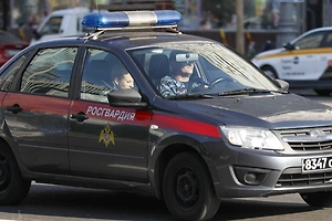 В Петербурге пьяный неадекват избил пенсионера, сидевшего в своей машине