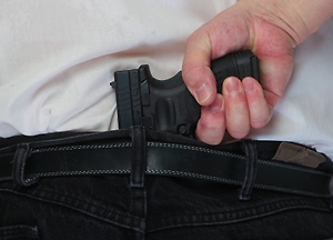 Банду подростков задержали в Петербурге за обстрел мужчины из газового пистолета