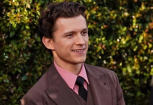 Россияне атаковали соцсети Тома Холланда, потребовав вернуть деньги Долиной