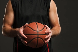 18-летнего баскетболиста заковали в наручники прямо на матче в Москве. Ему грозит 10 лет тюрьмы