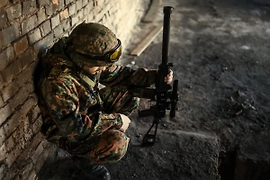 Беженка с ужасом описала избиение женщины боевиком ВСУ в Торском «до синевы» 