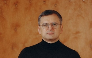 Обещавший сражаться с Россией лопатами Кулеба объяснил, почему не идёт на фронт