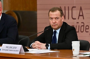 Медведев: США признают, что мир больше не держится на их плечах