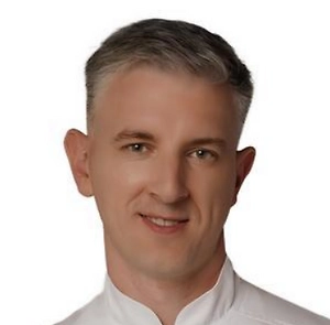 Оно уменьшает напряжение между лопатками — главный источник офисной боли. Как делать: сидя, повернитесь корпусом вправо, удерживая таз на месте. Задержитесь 10 секунд. Затем влево. Осторожно: при грыжах грудного отдела — мягко, без рывков.