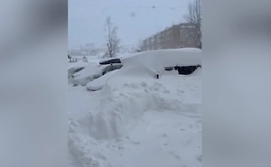 В Шерегеше пересели на лыжи и собачьи упряжки из-за сугробов в человеческий рост