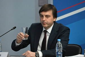 Кравцов заявил, что школы используют платные электронные дневники «по привычке»