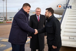 Зеленский прилетел в Лондон, где его встретил Залужный