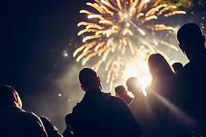 В Госдуме призвали запретить пьяным россиянам зажигать фейерверки во дворе