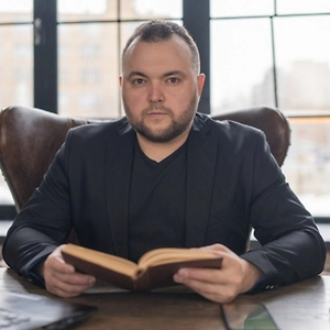 Через год уже может стать слишком много дорожных знаков. И сейчас у нас есть уже маленькие светофоры зачем-то. Поэтому всё что угодно может быть.