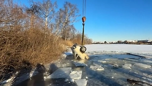 В Курганской области автомобиль провалился под лёд озера, водитель погиб
