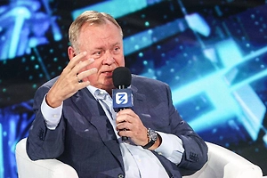 Костин поддержал банки в споре с маркетплейсами, сославшись на опыт США и Китая