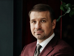 Гостеприимство всё чаще рассматривается как часть креативной экономики, где ценность создаётся через опыт, эмоции и культуру сервиса. Для креативного сектора в целом это важный прецедент: он подтверждает, что даже традиционные индустрии могут развиваться за счет креативных методологий, гибких форматов обучения и вовлечения сотрудников в создание нового качества продукта.