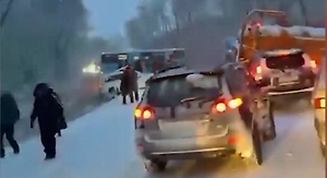 Около 10 машин столкнулись на заснеженной дороге в Приморье