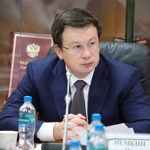 Эта схема особенно опасна, потому что мошенники эксплуатируют не просто детскую доверчивость, а саму ситуацию вокруг блокировки платформы. Roblox игнорировала требования по защите детей: на платформе процветало моделирование терактов, школьных нападений, преступных сценариев, пропаганда запрещённых идеологий, а также деятельность реальных злоумышленников, маскирующихся под подростков. Когда цифровая среда создаёт риски для безопасности, государство обязано реагировать — и блокировка стала вынужденной мерой.