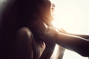 Россиянин столкнул девушку с лестницы в ночном клубе из-за сигарет