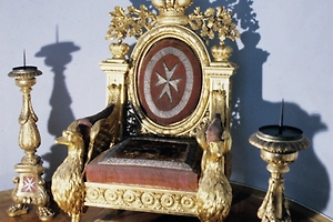 Петербуржца оштрафовали на 800 тыс. за посиделки на магистерском троне в Эрмитаже