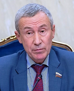 Я на протяжении практически всего периода СВО со своими помощниками выстраивал графики командировок. Мы пытались понять логику усиления атак беспилотников на территории РФ. За редчайшим исключением это было связано не с военной необходимостью, а именно с теми или иными политическими событиями. Будь то, например, проведение выборов президента России или, как в данном случае, интенсификация переговоров. Не скажу, что в 100%, но в большей части случаев мы такого рода связи улавливали.