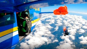 Появилось видео с парашютистом, повисшем на крыле самолёта на высоте 4,5 тысячи метров