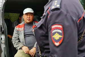 Дума в мае примет закон об ужесточении выдворения мигрантов по 43 статьям КоАП