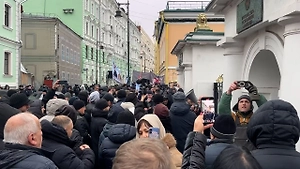 «Хотят превратить в Украину»: Армяне встретили Пашиняна в Москве протестами