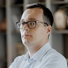 Если кто-то решает устроить на Красной площади съёмку с реквизитом, праздничными атрибутами, едой, декорациями и всем тем, что делает кадр ярче, важно понимать, как это выглядит с точки зрения действующих правил. Для человека с камерой это просто творческая задумка, но для сотрудников на площади появление столов, продуктов, светового оборудования, штативов или целой команды — это ситуация, которую они могут квалифицировать как организованную деятельность.