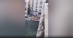 В Венеции девушка угнала лодку курьеров с кучей посылок и врезалась в мост