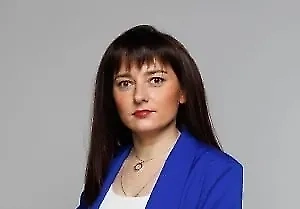 Вместо тяжёлого фастфуда стоит выбирать блюда, где углеводы представлены в сложной, медленной форме: рис, киноа или лапша из твёрдых сортов пшеницы. Они обеспечат равномерное насыщение энергией без резких пиков и падений.