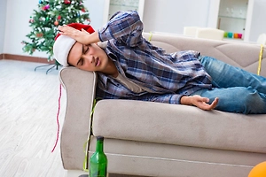 Покерфейс и валерьянка: Психолог дала советы тем, кто опозорился на корпоративе