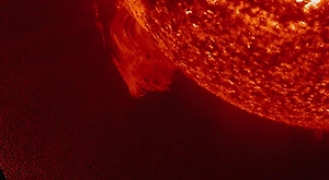 На видео сняли страшно красивый отрыв крупного протуберанца от Солнца