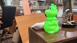 В Люберцах под дождём мокнут пожитки бабули, ставшей бездомной из-за «схемы Долиной» наоборот