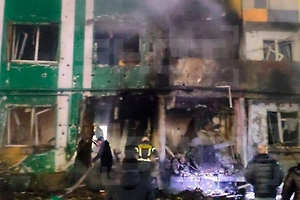 Life.ru публикует момент попадания БПЛА в многоэтажку в Твери