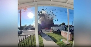 В США камера сняла, как жилой дом взлетел на воздух после мощного взрыва