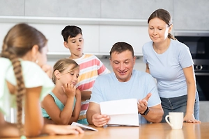 Новые семейные выплаты в 2026 году для работающих родителей