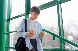 Мошенники стали массово обманывать школьников и учителей от имени «завуча»