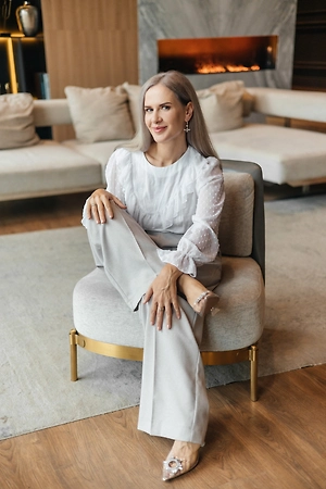 Работа за компьютером добавляет свой вклад. Человек щурится, хмурит брови, тянет шею вперед, закрепляя мимику и привычные складки на лбу, вокруг глаз и в зоне шеи. Экран даёт и световую нагрузку: синий спектр, по данным исследований, усиливает оксидативный стресс и может ускорять появление пигментации при длительном экранном времени, особенно если кожа уже обезвожена и ослаблена.