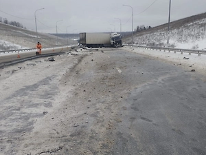 Разбившаяся фура поперёк трассы М‑12 парализовала движение в сторону Москвы