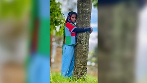 В Кении экоактивистка три дня обнималась с деревом и поставила рекорд