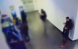 Завербованные мошенниками москвичи попытались ограбить незнакомца в ТЦ