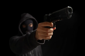 Пассажир выстрелил таксисту в голову в центре Хабаровска, момент попал на видео