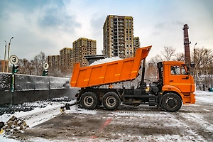 В Москве за сутки «пропадает» столько снега, сколько вместили бы 2,6 млрд стаканчиков кофе: Life.ru узнал, куда деваются сугробы
