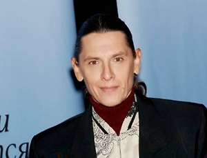 Не приветствуются слишком вульгарные наряды, ни в коем случае не стоит использовать «всё лучшее и сразу». То есть не пытайтесь выглядеть броско, ярко или вульгарно. Это может испортить репутацию, и уже через час-два такой образ будет выглядеть очень потрёпанным и несимпатичным.