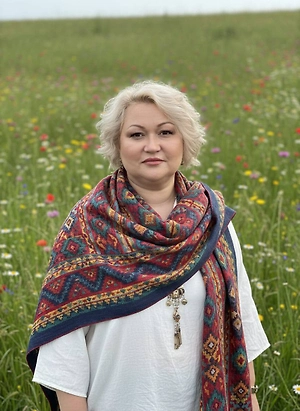 Если, например, речь о портретах близких людей, класть их нужно вертикально. А что касается антиквариата и оружия, то от них необходимо избавляться.