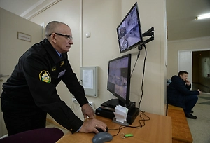 Рамки в школе, где ученик напал на учительницу, сработали на нож, но охрана парня не остановила