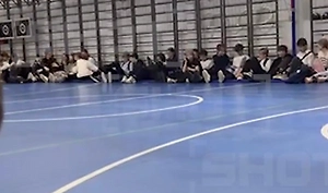 Детей школы в Петербурге, где ученик порезал педагога, спрятали в спортзале