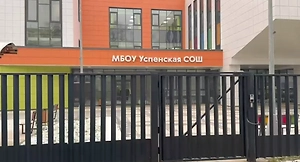 «Выбегали в слезах»: Ученики школы в Горках-2 рассказали, как дети спасались от подростка с ножом