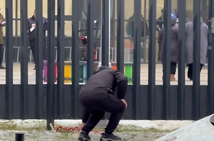 Стихийный мемориал появился у школы в Горках-2, где произошла резня
