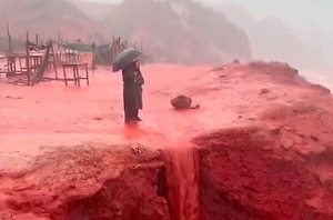 Из-за сильных дождей в Иране образовались «кровавые» реки